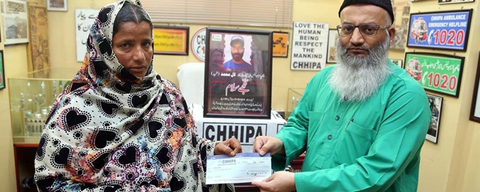 Ramzan Chhipa Delivers Cheque of Rs. 500,000/- to Widow of Martyred Volunteer
